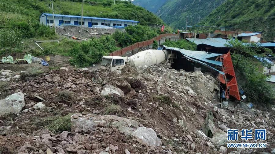 成昆铁路突发数万方岩体崩塌 有抢险人员失联