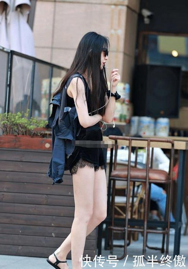 设计■路人街拍:美女穿着一件挂脖的连衣裙,看着十分清凉