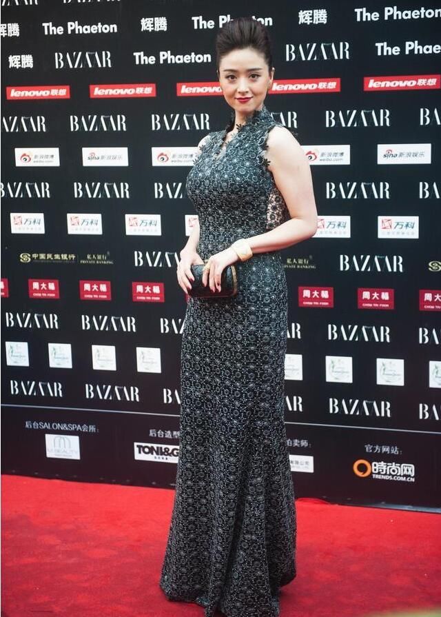 蒋欣穿无袖裙手臂吓人,网友:这发型真是绝了