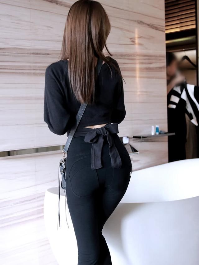 紧身牛仔裤,效果太棒了,紧绷的身材很耐看