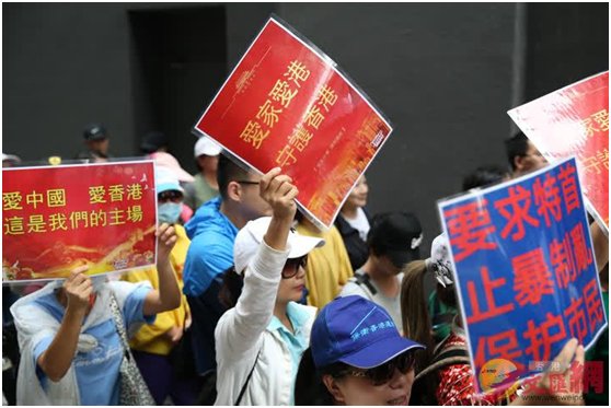  「游行」香港市民元朗游行撑警执法，96岁抗战老兵：现时香港情