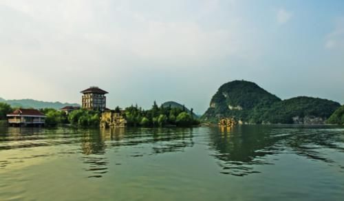 西部很受欢迎的省份，拥有丰富的旅游资源，并不是四川和云南