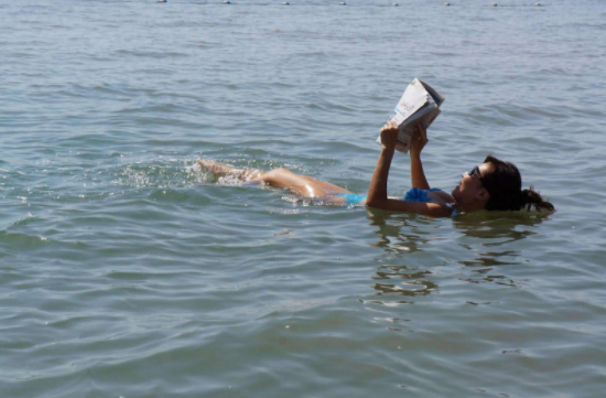 世界上最温柔的海:海里无一动物能存活,却能让人类晒太阳看报纸