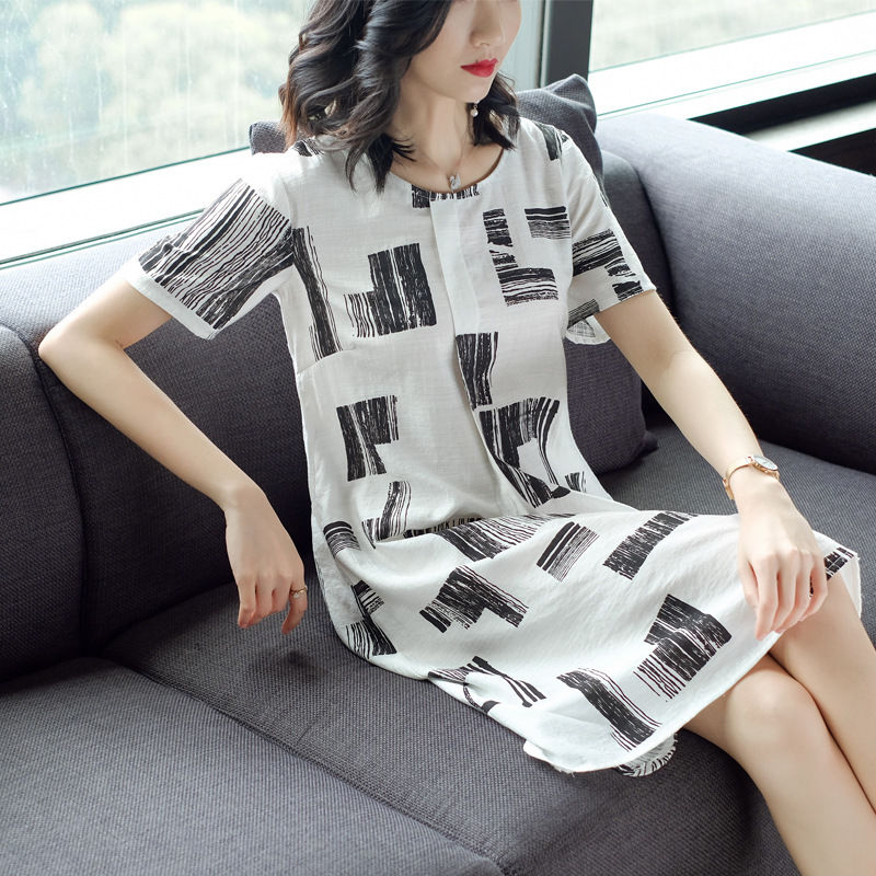 香港的小姨真会穿,三伏天穿这样的裙装出门,穿出气质风韵犹存