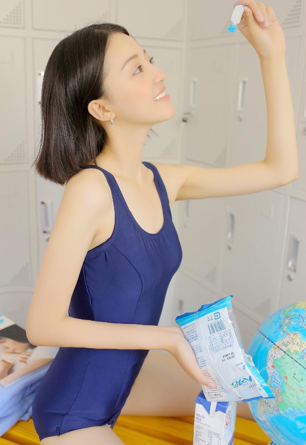 吊带紧身服美女美胸长腿性感极品写真