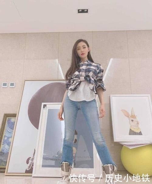 # 线条#穿黑吊带裙美得像精灵，腰细得能一手掌握，张天爱“豪华臀胯”真牛