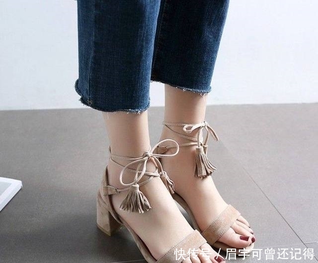  #舒适#高跟凉鞋露出性感的脚趾，女人美丽又时尚