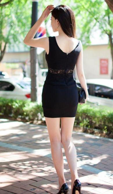 干净利落的紧身裙美女，秀出窈窕身姿，魅力太强了！
