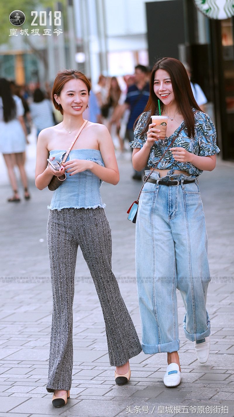 街拍:一个完美的搭配完全可以改变一个人的气质