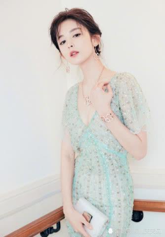 26岁娜扎真会穿，印花裙外面又套了一件小黑裙，时髦到飞起！