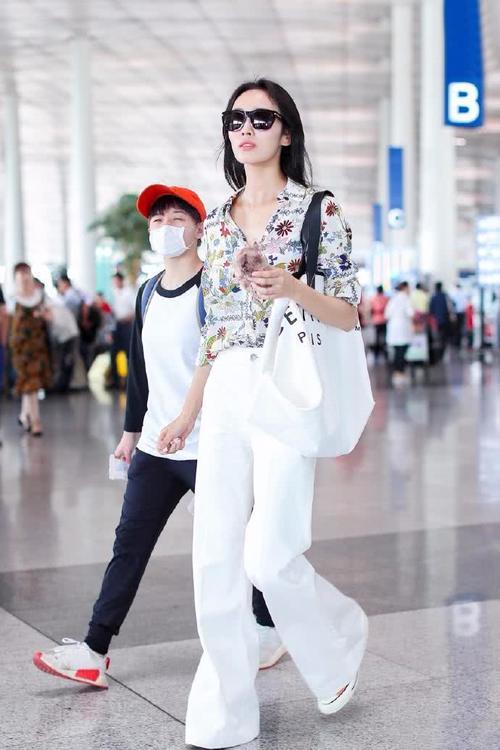 王紫璇花衬衫配白阔腿裤气场2米，大长腿吸睛，刘雯都要压不住了