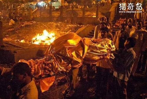 火葬场工人吃130具女尸，是真实还是谣言(在印度真实发生过)