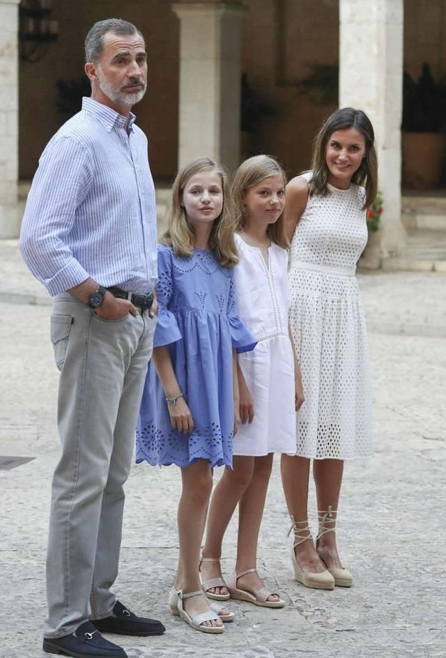 西班牙王室家庭照公开，网友：基因的力量真强大！