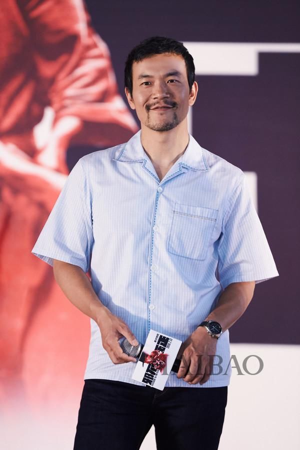 男生夏日扮酷指南！男装周型人秀场外街拍来示范：爱美不分性别，