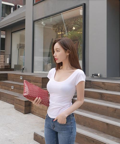 俏丽可人的小姐姐，身材纤瘦却有着不错的弧线，实在让人羡慕