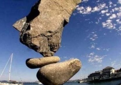 实拍：世界各地“平衡奇石”，感觉风一吹就倒了~