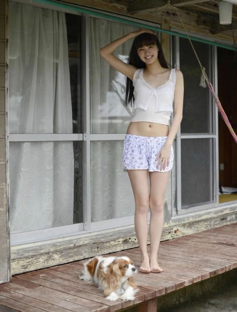 气质小姐姐清凉穿搭显身材，短裤大秀筷子腿，网友：爱美也要注意