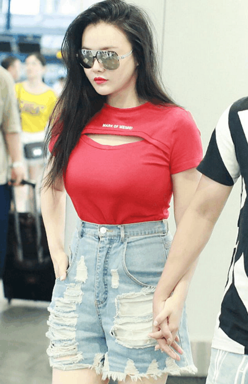 冉莹颖紧出名了, 很窄的裤头硬是穿进去, 网友: 勒这么紧不累吗?