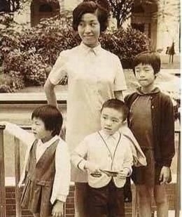 『孩子』童年的悲惨遭遇成就了喜剧之王周星驰