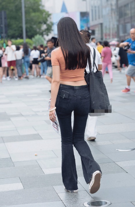 迷人|街拍:小姐姐的复古文艺穿搭, 自信又美丽的笑容很是迷人!