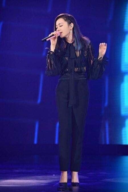 张靓颖真敢穿！为秀美背乳贴都露了，网友：这尺度柳岩都自愧不如