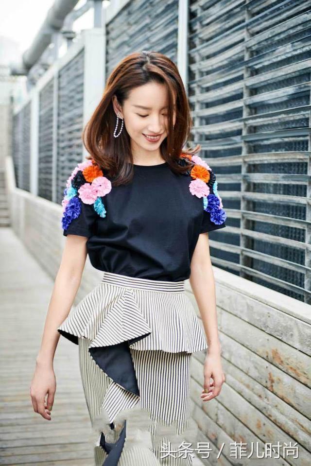 董洁胆子太大了！丝袜只穿一条腿，撞上杨幂也不输！