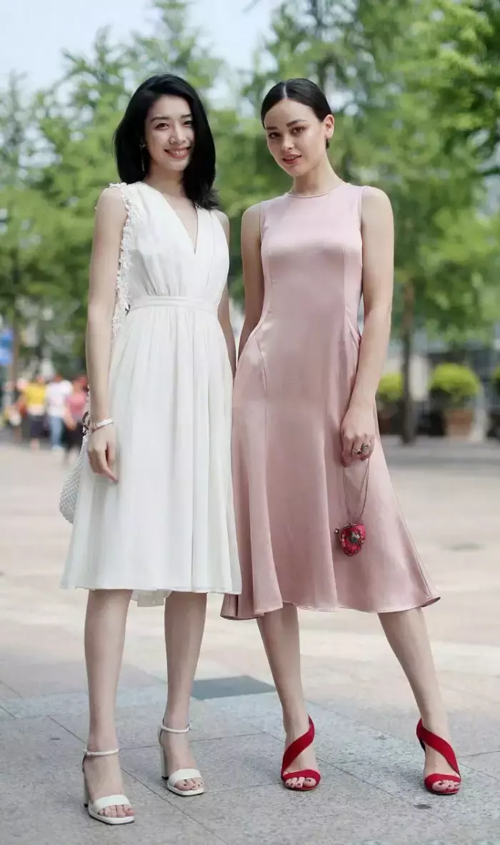 路人街拍，烈日当头怎么了?穿的清凉照样可以出来玩!