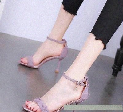 今年女人都中了尖头高跟鞋的“毒”，秀出白皙玉足，背影都美爆了