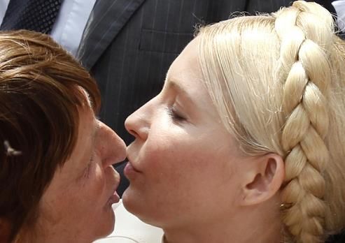 58岁季莫申科盘发很优雅，和普京在一起时更迷人，年轻时颜值最高