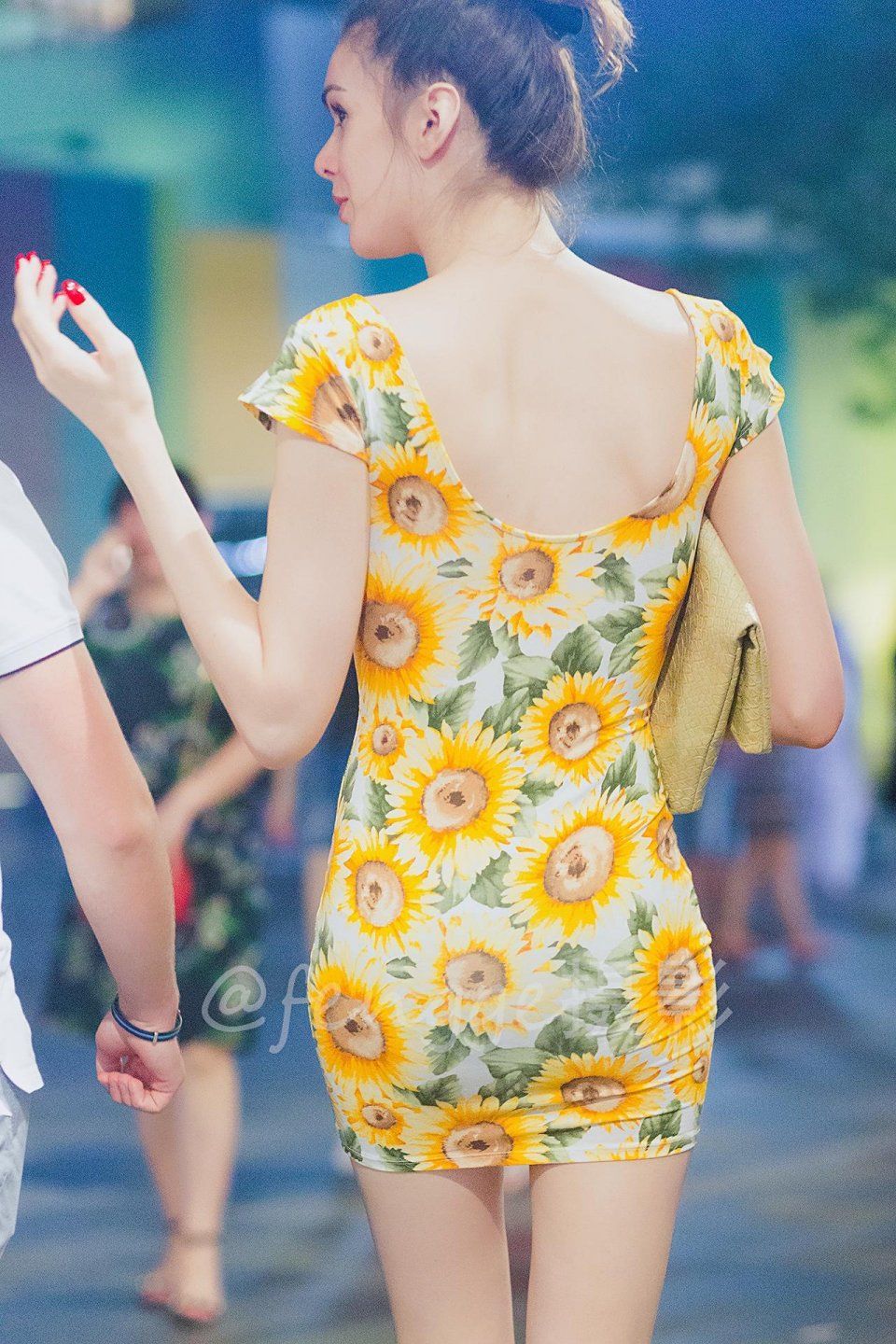 街拍：夜晚，身穿紧身小短裙的大美女来了，正面很美侧面有点凶