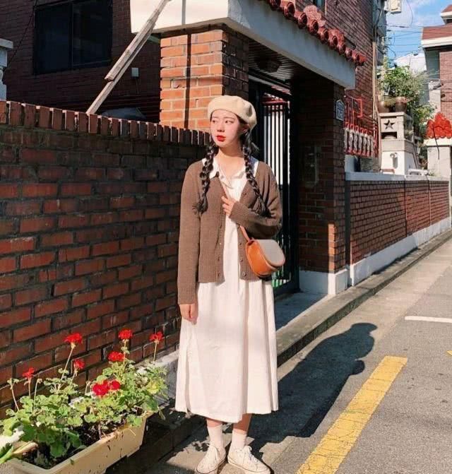  「初恋衫」服装搭配：外套里面别穿打底衫了！这4件内搭美炸！