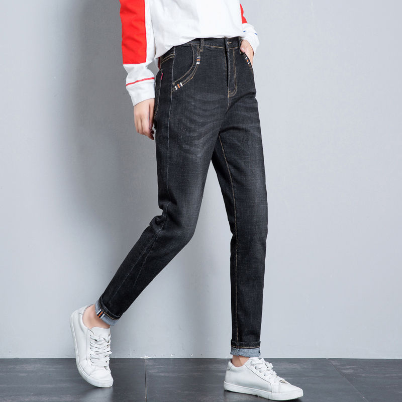 别穿满大街的裙子了，现在很流行这几款牛仔裤，连背影都很女神范