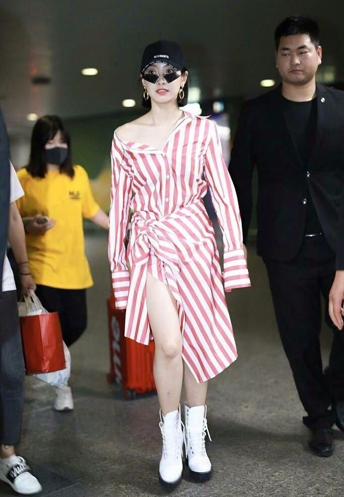 宋茜越来越不会好好穿衣服了!把裙子拉那么高,就不怕走光吗?