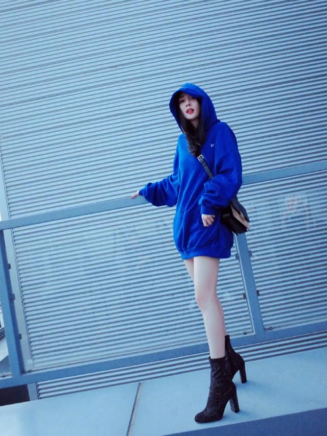 今年夏天流行反季节穿鞋?酷热天里穿皮靴,关键还不止宋茜一人