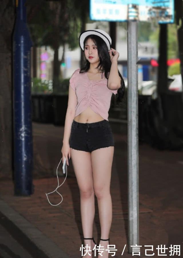  『气质』路人街拍：淡红色休闲衫搭配黑色牛仔裤，清爽大方