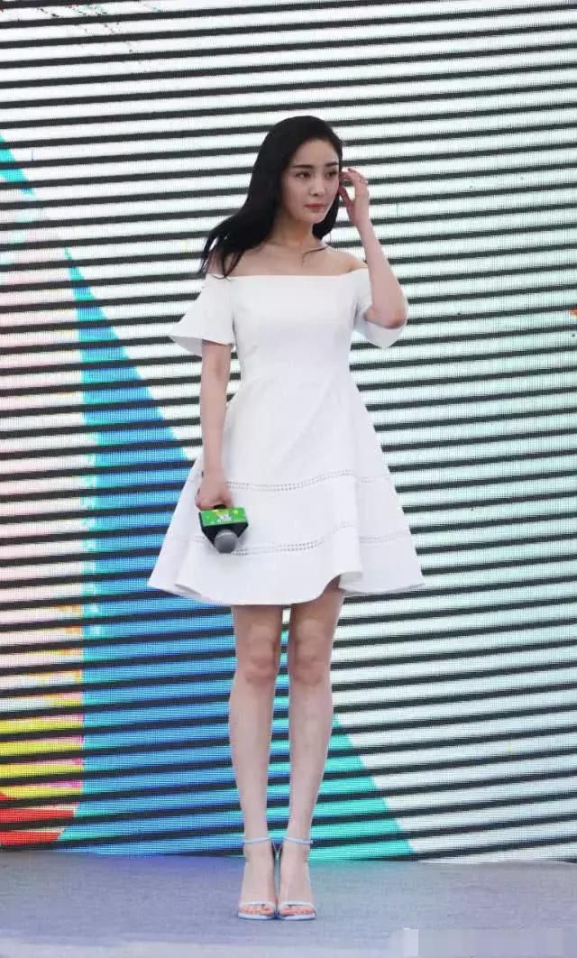 杨幂换了名媛风！这次除了“筷子腿”,一身“金针菇”更实力抢镜