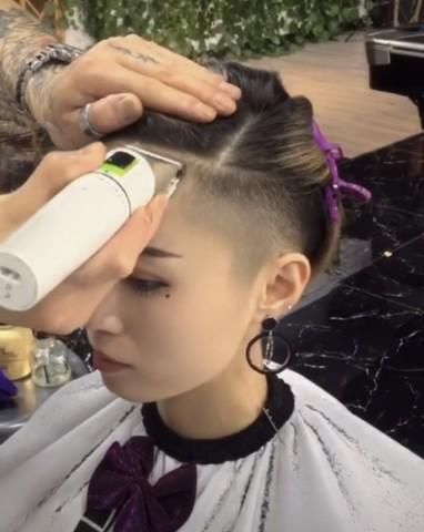 美女小姐姐去理发店剃了个超短发，嘴角一笑简直酷毙了