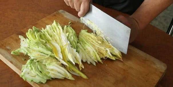  「能吃」用龙果种苗、开花的花朵直接炒蔬菜吃！没有别的吃的了吗？