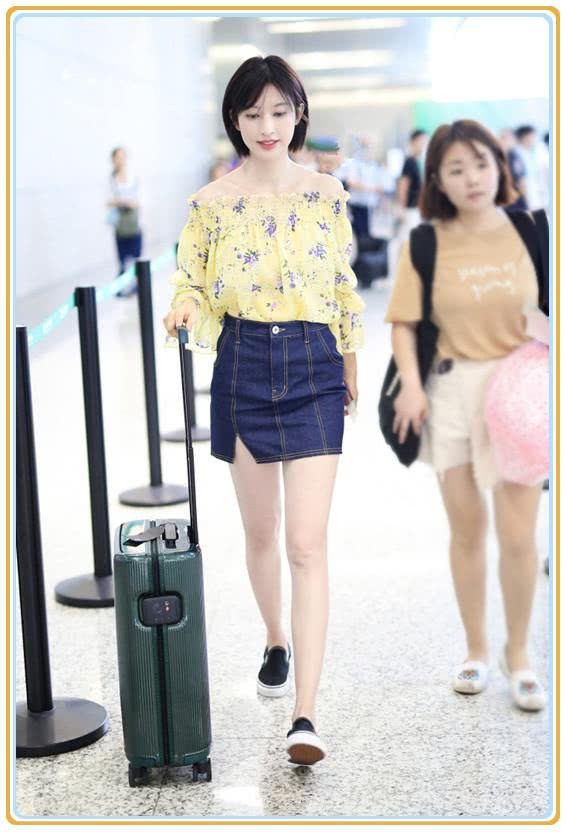 钟丽缇都48岁了,还学张俪穿一字肩装嫩,网友:阿姨能别装了吗?