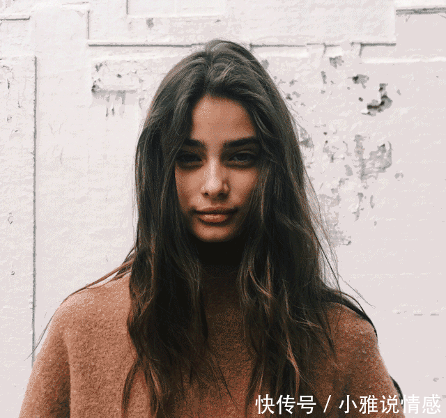  「搭配任何」“大敞领”没市场了，今年“高口领”正流行，春天穿着挺舒适