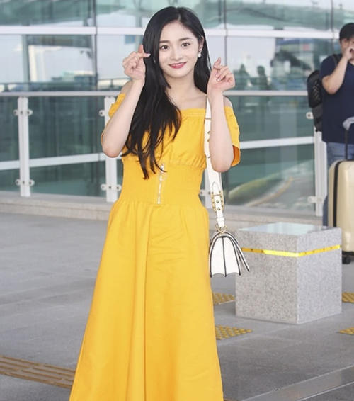 周洁琼穿收腰裙却暴露了缺点,腰部没有一点曲线,还是换衣服吧!