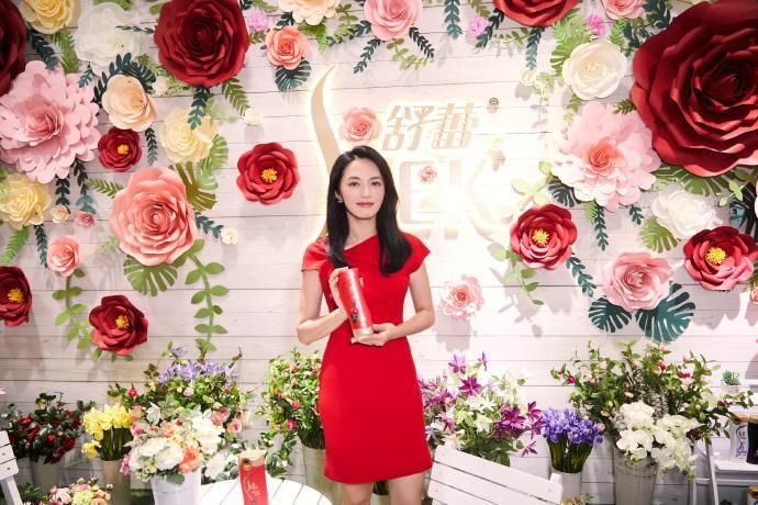 姚晨亮相某品牌活动 身穿大红色短款连衣裙 端庄优雅