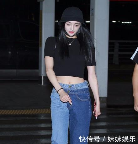 周洁琼真敢穿，牛仔裤外面又缝了半截裤子，原谅我看不懂这种时尚