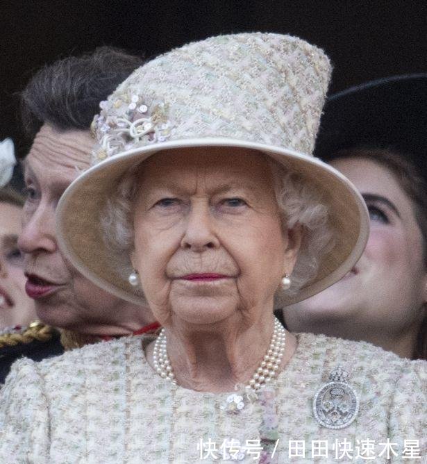 英女王曾偶遇美国旅游团,但未被认出,还被问“你见过女王吗”