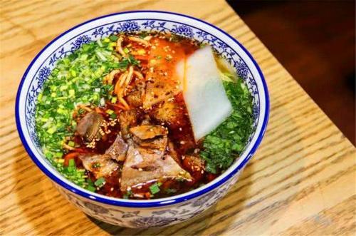 这里的牛肉面名满中国,还是我国最长的城市,东西长达100公里