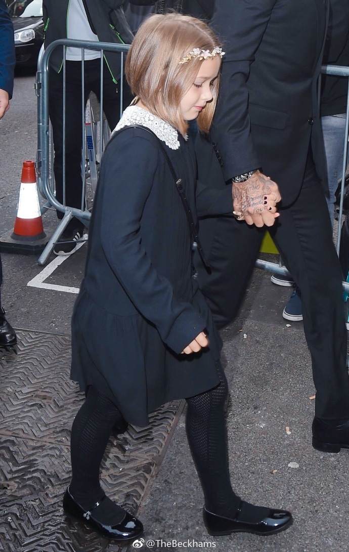 贝克汉姆带小七看时装秀 小七好像小仙女