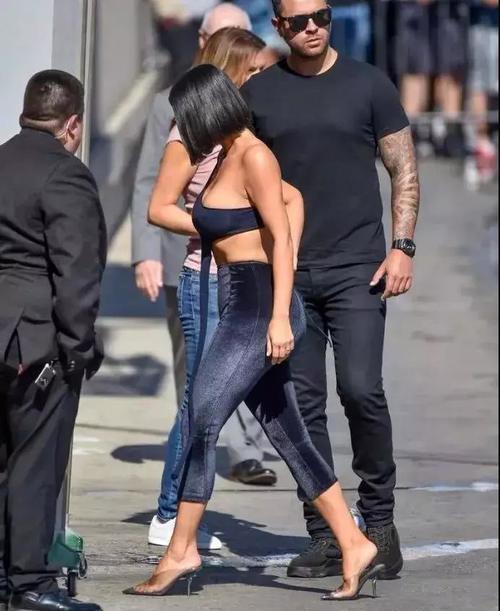 街拍美女：外国人的时尚有点看不太懂,这种衣服你见过没？