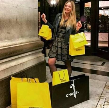 乌克兰白富美身价高达183亿，每天任务就是花钱，整容成乐趣