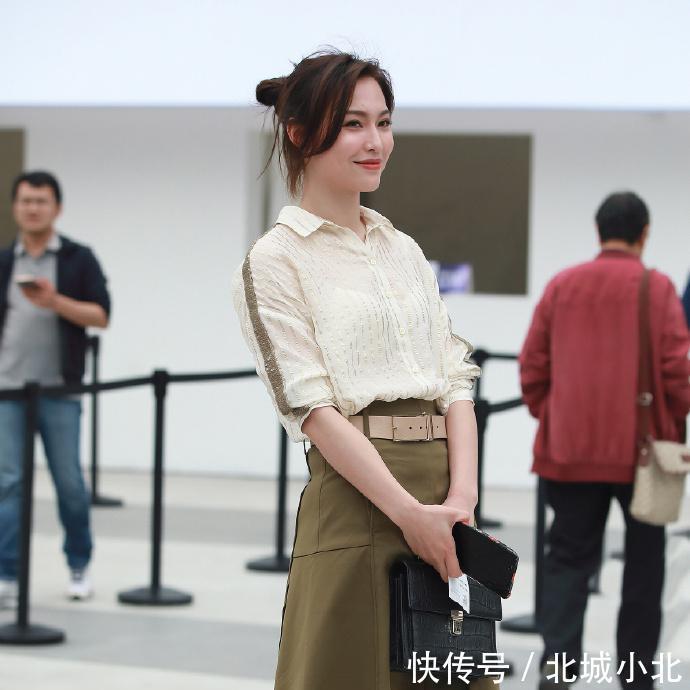 功劳|过了三十岁,还能穿的这么气质,白色衬衫的功劳可不小