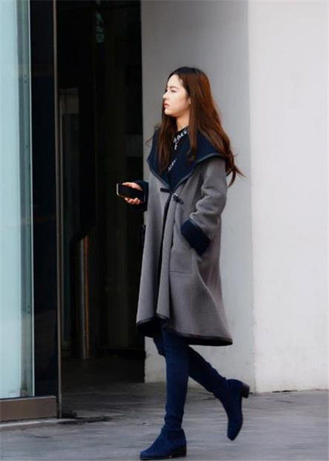 『气质』街拍:身穿黑色紧身背心的气质美女,飘逸长发,尽显成熟女人味